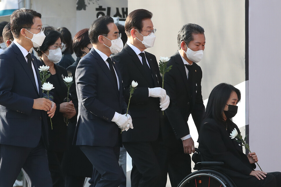 이재명 더불어민주당 대표와 박홍근 원내대표가 1일 오후 서울 종로구 서울시청 앞 서울광장에 마련된 이태원 사고 사망자 합동분향소를 찾아 헌화 하기 위해 이동하고 있다. 신소영 기자 viator@hani.co.kr