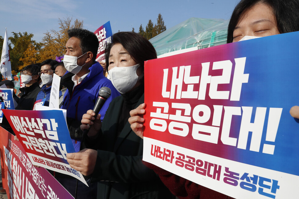 ‘내놔라 공공임대’농성단’이 거대 양당의 공공임대 예산 삭감과 관련해 7일 오전 국회 앞에서 연 기자회견에서 국회 국토교통위원회 소속 심상정 정의당 의원이 발언을 하고 있다. 김혜윤 기자