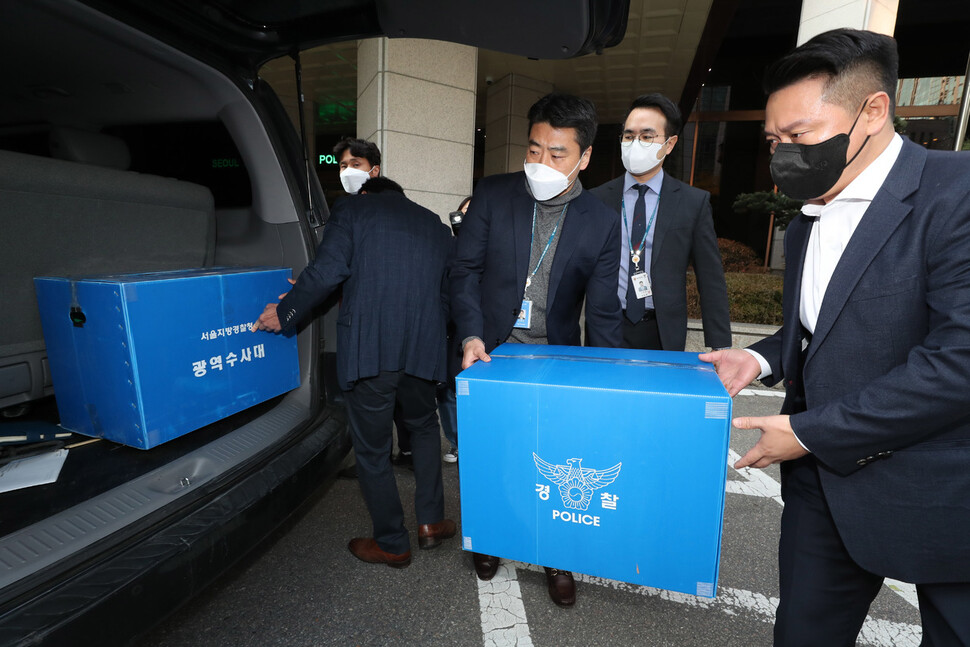 ‘이태원 참사’를 수사하는 경찰청 특별수사본부(특수본) 수사관들이 8일 오후 서울 종로구 내자동 서울지방경찰청에서 압수품이 든 상자를 들고 나와 차량에 싣고 있다. 김정효 기자