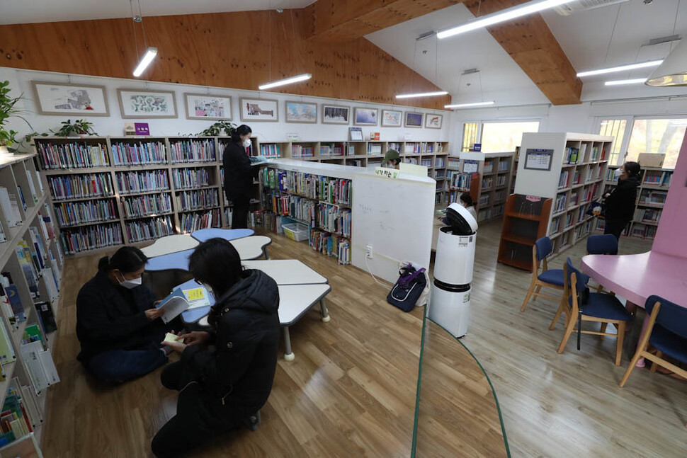 서울 마포구 성산동 성산글마루작은도서관에서 9일 오후 이 도서관 동아리 ‘그림책 수다’ 회원들이 아이들에게 보여줄 그림책 등을 고르고 있다. 김정효 기자