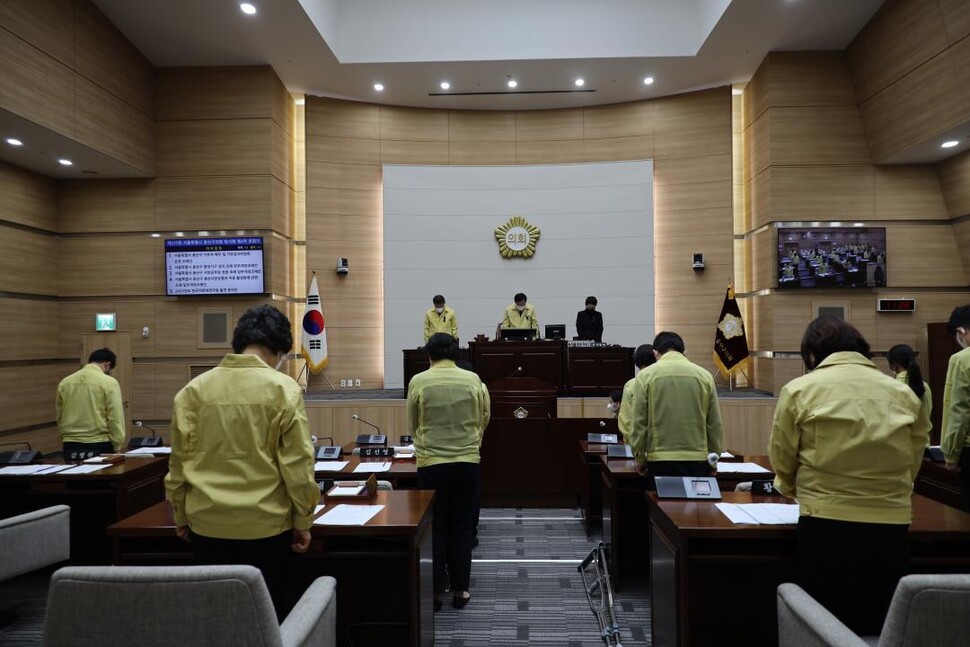 지난 2일 열린 제277회 용산구의회 임시회에서 용산구의원이 이태원 참사 희생자를 위한 묵념을 하고 있다. 용산구의회 제공