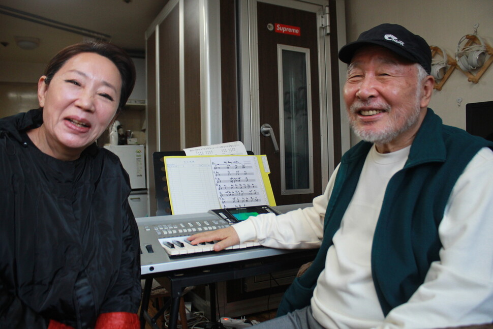 11일 서울 마포구 공덕동의 한 사무실에서 가수 채은옥·김도향이 &lt;한겨레&gt;와 인터뷰를 하고 있다. 정혁준 기자