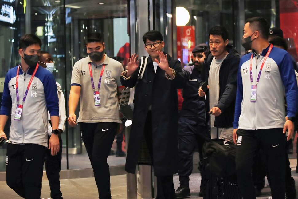 한국 남자축구 대표팀 주장 손흥민이 16일(현지시각) 새벽 카타르 도하 하마드 국제공항에 도착해 숙소로 이동하기 전 팬들에게 손을 흔들며 인사하고 있다. 도하/김혜윤 기자 unique@hani.co.kr