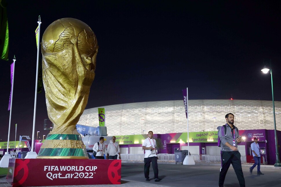 2022 카타르 월드컵 개막을 나흘 앞둔 16(현지시각) 저녁 카타르 도하 알 투마마 스타디움 들머리에 월드컵 트로피 모양의 조형물이 세워져 있다. 도하/김혜윤 기자 unique@hani.co.kr
