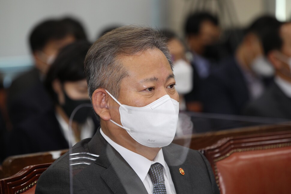 이상민 행정안전부 장관이 16일 오후 국회에서 열린 행정안전위원회 전체회의에 참석하고 있다. 김봉규 선임기자 bong9@hani.co.kr