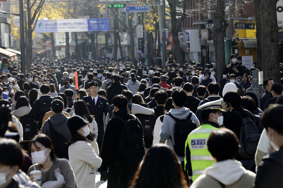 2023학년도 수시 논술 시험이 진행된 20일 오전 서울 종로구 명륜동 성균관대학교에서 성균관대 안전요원과 경찰이 수험생들이 좁은 길에서 멈추지 않고 가도록 안내하고 있다. 김명진 기자