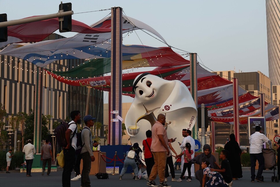 카타르 루사일 상업 거리에 월드컵 본선 진출 팀 국기들이 걸려있고, 들머리에 마스코드 ‘라이브’ 모형이 세워져있다. 루사일/김혜윤 기자