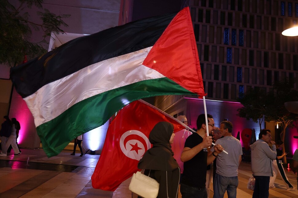 카타르 도하 수크 와키프로 향하는 길을 따라 한 남성이 팔레스타인 국기를 들고 가고 있다. 그는 팔레스타인이 제2의 조국이며 팔레스타인의 독립을 지지한다고 밝혔다. 도하/김혜윤 기자