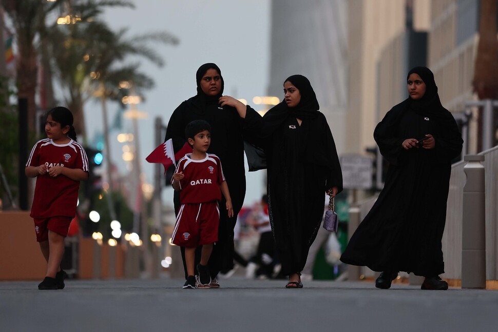 카타르 루사일의 한 거리에 유니폼을 입은 어린이들과 전통복장을 한 여성들이 지나가고 있다. 루사일/김혜윤 기자