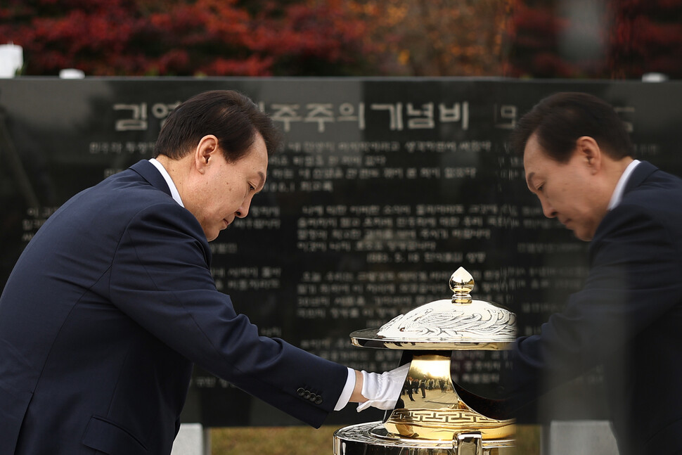 윤석열 대통령이 22일 오전 서울 동작구 국립서울현충원 김영삼 전 대통령 묘소를 방문, 참배하고 있다. 김 전 대통령 서거 7주기를 맞아 참배에 나선 윤 대통령은 방명록에 “지금은 모두 거산의 큰 정치, 바른 정치를 되새겨야 할 때입니다”라는 글을 남겼다. 대통령실 제공