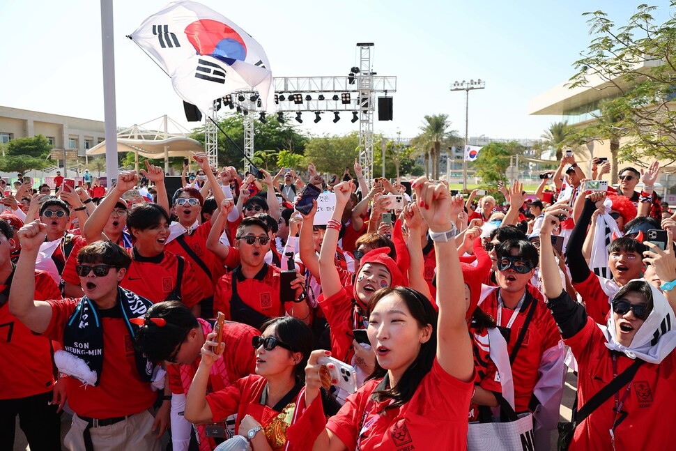 한국과 우루과이의 2022 카타르 월드컵 조별리그 H조 1차전이 열리는 24일(현지시각) 오후 카타르 알라이얀 에듀케이션시티 경기장 인근에서 한국 축구 팬들이 길거리 응원을 하고 있다. 알라이얀/김혜윤 기자 unique@hani.co.kr