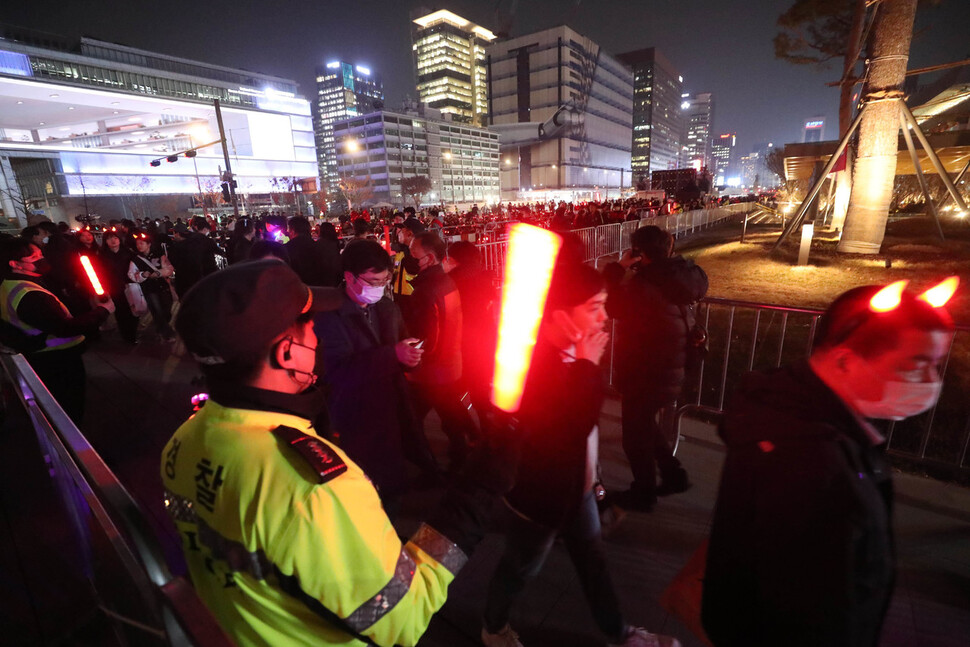 2022 카타르월드컵 한국과 우루과이의 경기가 열리는 24일 저녁 거리 응원이 펼쳐진 서울 종로구 광화문광장에서 경찰이 보행자들을 안내하고 있다.강창광 선임기자 chang@hani.co.kr