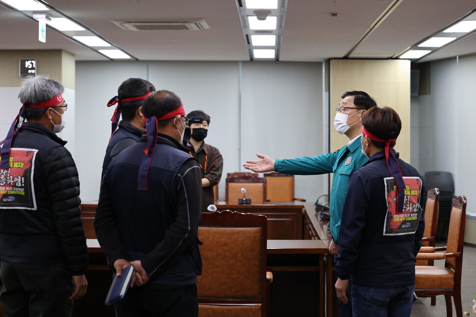 민주노총 공공운수노조 화물연대본부 관계자들이 28일 오후 총파업 시작 후 첫 교섭을 하기 위해 정부세종청사 국토교통부를 방문해 어명소 국토교통부 제2차관과 대화하고 있다. 연합뉴스