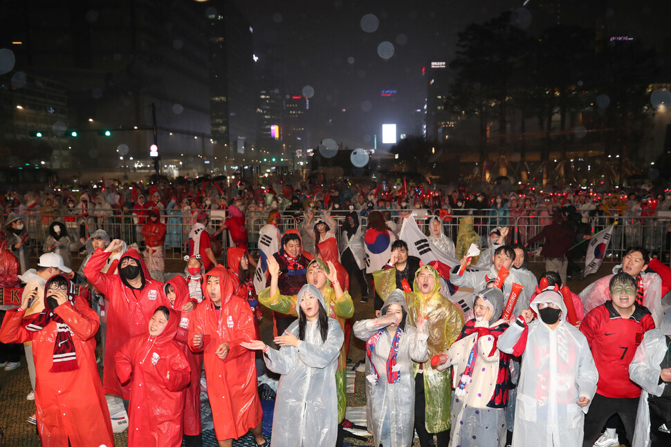 한국과 가나의 2022 카타르월드컵 H조 2차전이 열리는 28일 밤 서울 광화문광장에서 태극 전사들의 선전을 기원하는 거리 응원이 열리고 있다. 백소아 기자 thanks@hani.co.kr