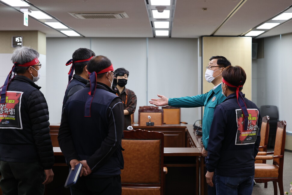 민주노총 공공운수노조 화물연대본부(이하 화물연대) 관계자들이 28일 오후 총파업 시작 후 첫 교섭을 하기 위해 정부세종청사 국토교통부를 방문, 어명소 국토교통부 제2차관과 대화하고 있다. 연합뉴스