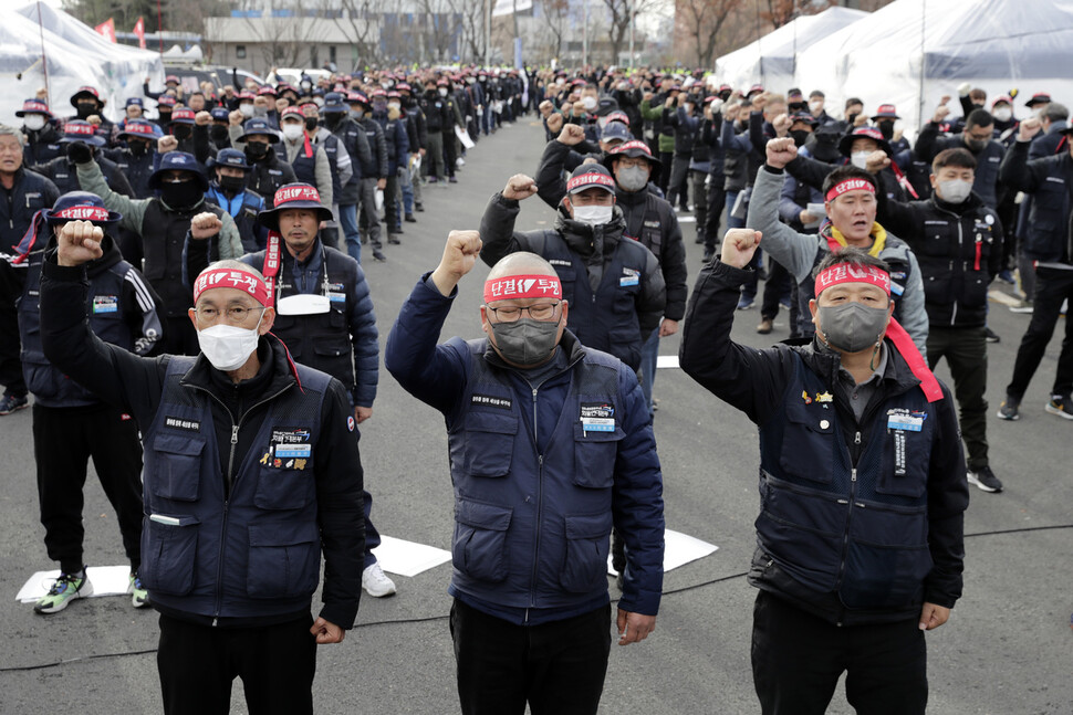 안전운임제 일몰조항 폐지와 안전운임제 적용 품목 확대를 요구하며 파업 중인 이봉주 화물연대 위원장(앞줄 오른쪽)과 서경지역본부 이광재 본부장(가운데)이 29일 오후 경기 의왕시 내륙컨테이너기지(ICD) 제2터미널 앞에서 열린 정부의 업무개시명령을 거부 결의대회에서 삭발한 뒤 구호를 외치고 있다. 김명진 기자 littleprince@hani.co.kr