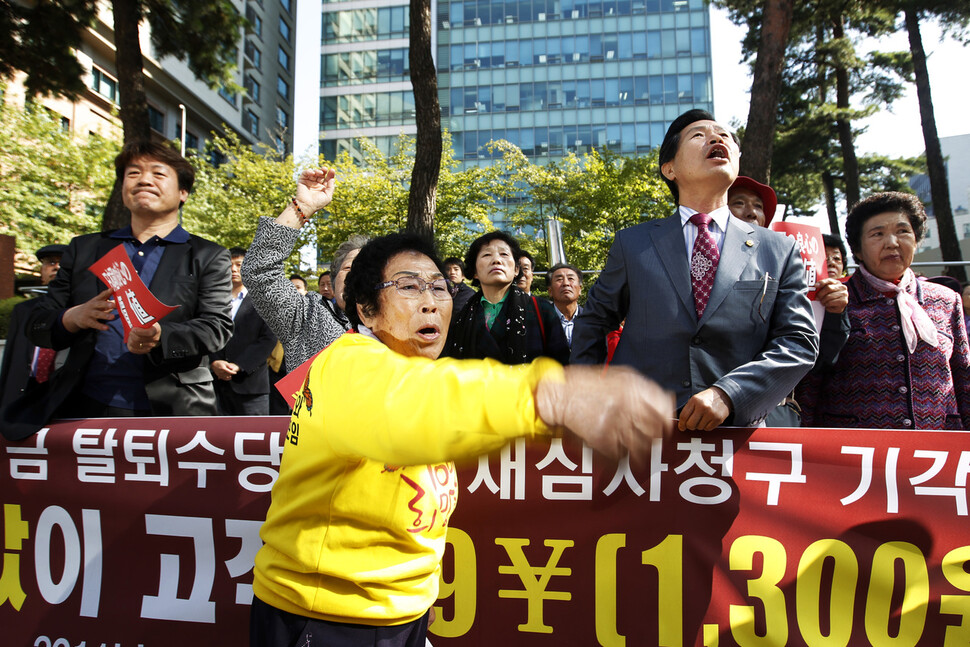 양금덕 할머니(맨 앞) 등 근로정신대할머니와함께하는시민모임, 일제피해자공제조합 회원들이 2011년 10월 18일 오후 노다 요시히모 일본 총리 방한 반대 기자회견을 연 서울 종로구 중학동 일본대사관에서 일본 후생노동성 사회보험심사회가 후생연금 탈퇴수당으로 책정한 ‘99엔’에 항의하는 의미로 100엔 동전을 대사관에 던지고 있다. 김명진 기자 littleprince@hani.co.kr