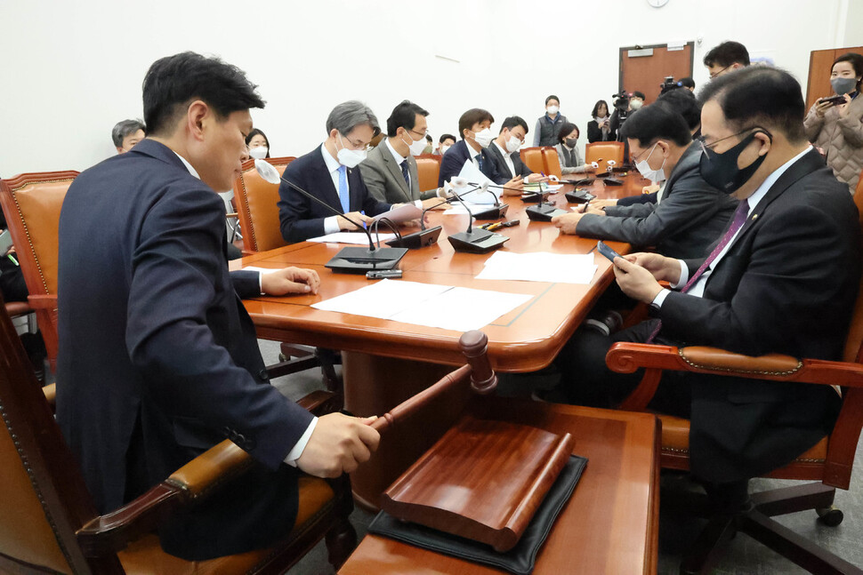 1일 오후 서울 여의도 국회에서 열린 과학기술정보방송통신위원회 안건조정위원회에서 조승래 안건조정위원장이 첫 회의를 개회하고 있다. 연합뉴스