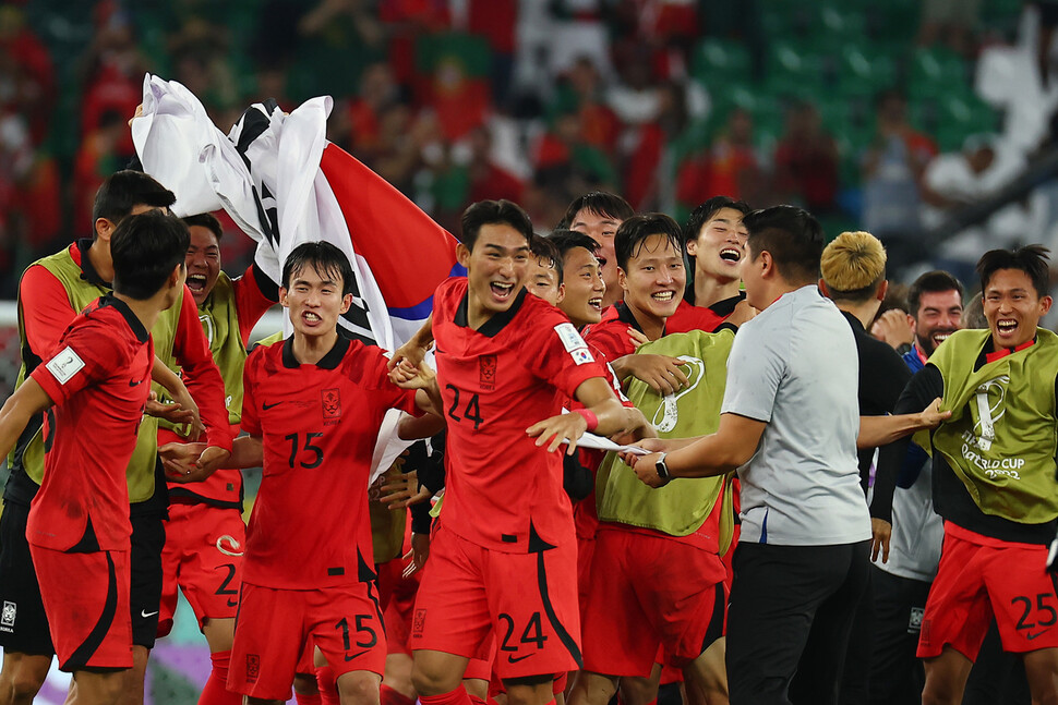 3일 오전(한국시각) 카타르 알라이얀 에듀케이션시티 경기장에서 열린 2022 카타르 월드컵 조별예선 H조 3차전 포르투갈과의 경기에서 16강 진출을 확정지은 한국 선수들이 환호하 있다. 알라이얀/김혜윤 기자 unique@hani.co.kr