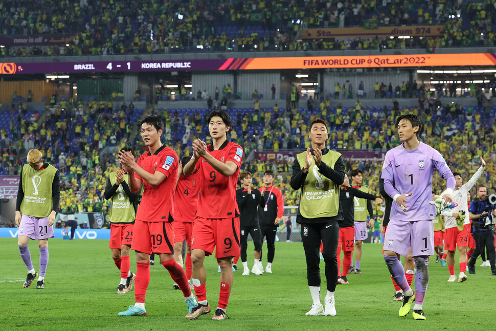 조규성(가운데) 등 한국 선수들이 6일(한국시각) 카타르 도하 974스타디움에서 열린 2022 카타르월드컵 16강전 브라질과 경기가 종료된 뒤 관중을 향해 인사하고 있다. 도하/연합뉴스