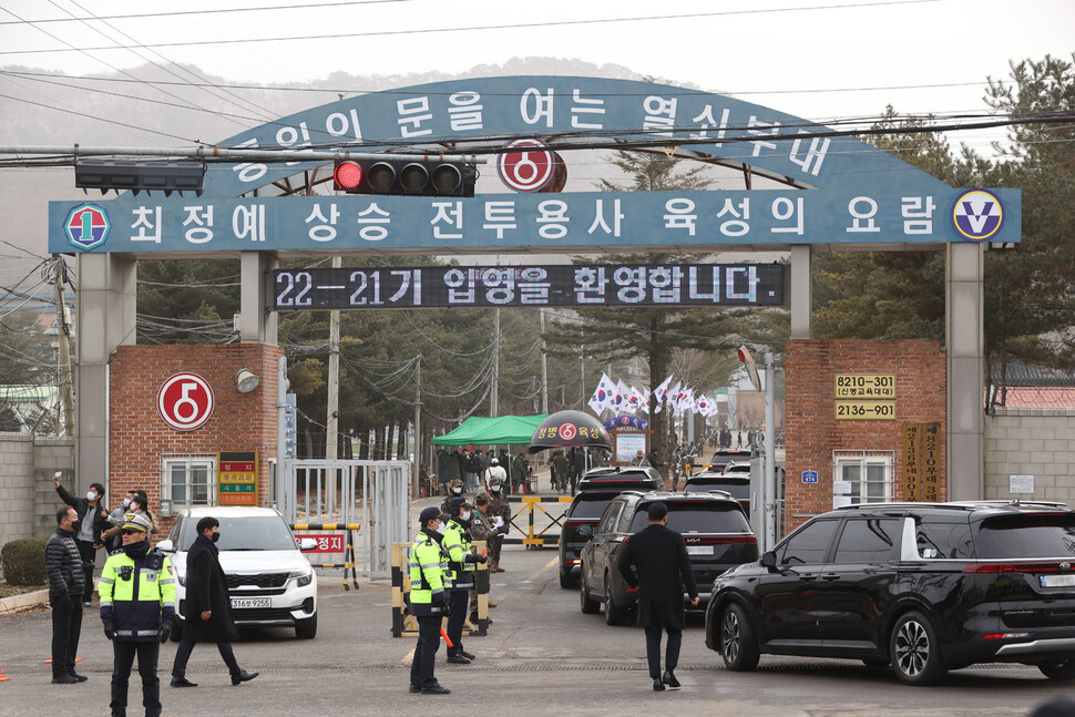 13일 방탄소년단 진이 탄 차가 경기도 연천 5사단 신병교육대대에 들어서고 있다. 연합뉴스