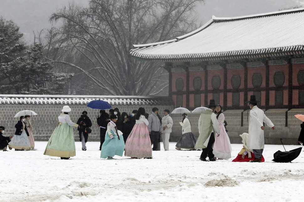 서울을 비롯한 중부지방에 대설주의보가 내려진 15일 오후 경복궁에서 관광객들이 기념사진을 찍고 있다. 김명진 기자 littleprince@hani.co.kr