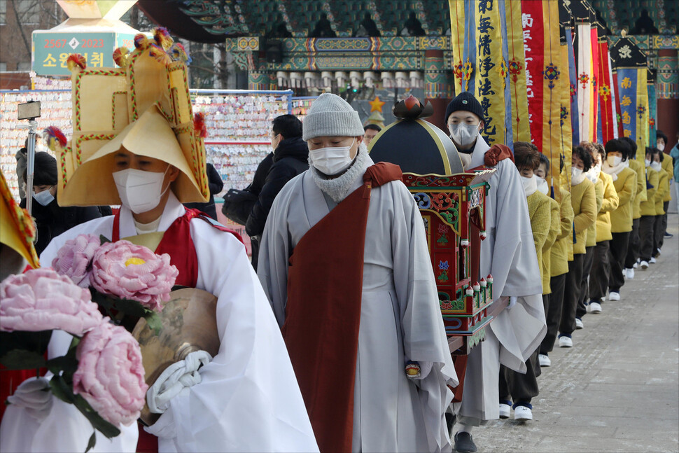 16일 오전 서울 종로구 조계사에서 10.29(이태원) 참사 희생자 추모 위령제(49재)가 시작되고 있다. 공동취재사진