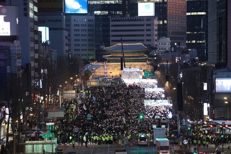 17일 오후 서울 숭례문 들머리에서 ‘제19차 촛불대행진’ 집회와 ‘10·29 이태원 참사 추모제’가 열리고 있다. 김봉규 선임기자 bong9@hani.co.kr