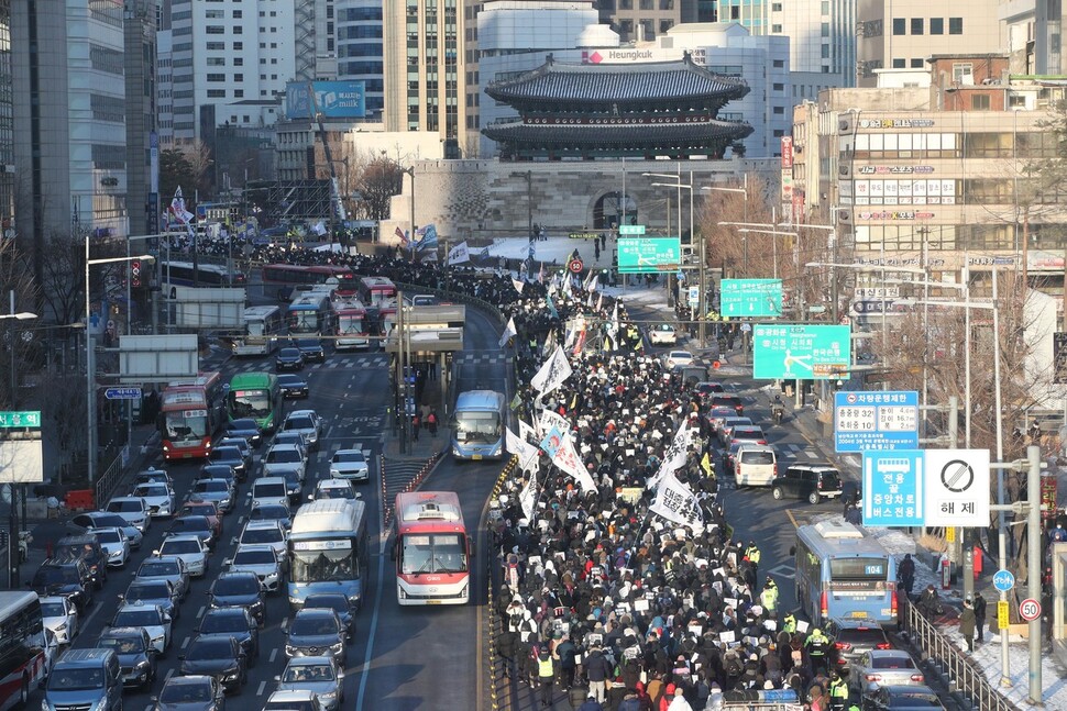 17일 오후 윤석열 정부 규탄 촛불집회 참가자들이 서울 용산 삼각지 대통령 집무실 앞에서 집결 서울역 인근을 지나 숭례문 방향으로 행진하고 있다. 김봉규 선임기자 bong9@hani.co.kr