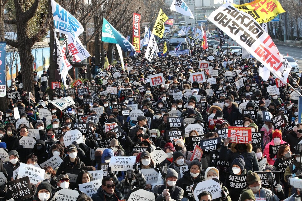 17일 오후 윤석열 정부 규탄 촛불집회 참가자들이 서울 용산 삼각지 대통령 집무실 앞에서 집결 서울역 인근을 지나 숭례문 방향으로 행진하고 있다. 김봉규 선임기자 bong9@hani.co.kr