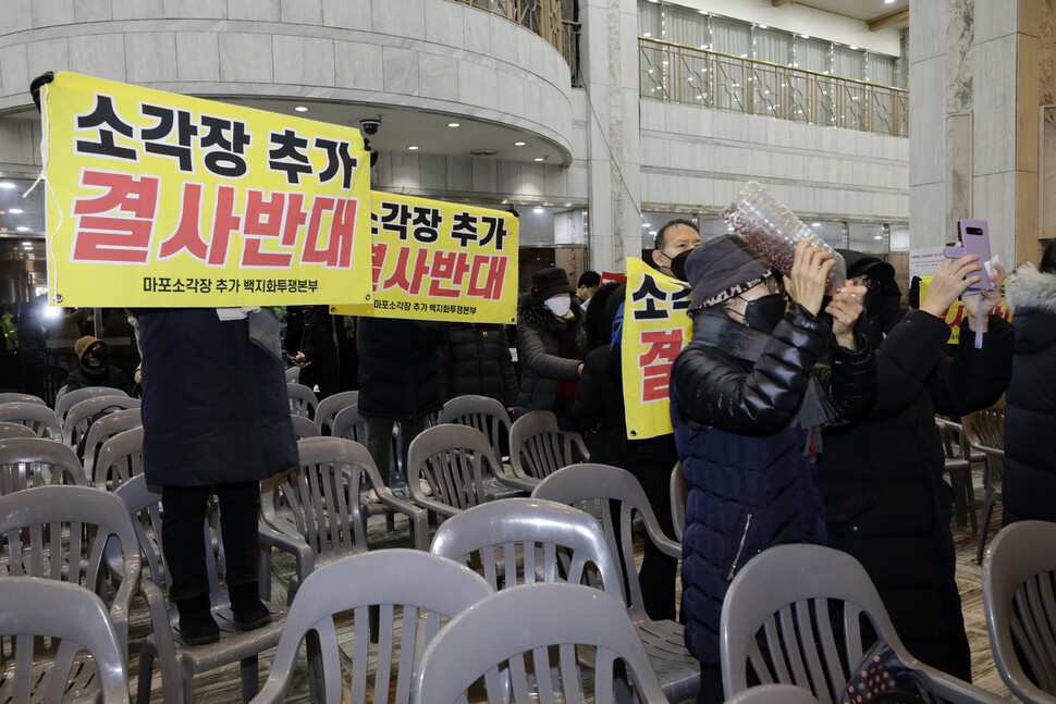 28일 오전 신규 쓰레기 소각장을 건립하기 위한 ‘광역자원회수시설 입지 선정 전략환경영향평가(초안) 주민설명회’가 열린 서울 마포구 상암월드컵경기장 리셉션홀에서 ‘마포 추가 소각장 백지화 투쟁본부’ 등 반대 시민들이 주민설명회가 진행되는 동안 소리를 지르면서 백지화를 요구하고 있다. 김명진 기자