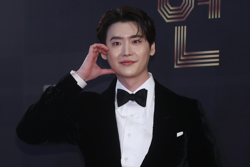 배우 이종석이 30일 오후 서울 마포구 MBC사옥에서 열린 2022 MBC 연기대상 레드카펫에서 포즈를 취하고 있다. 연합뉴스