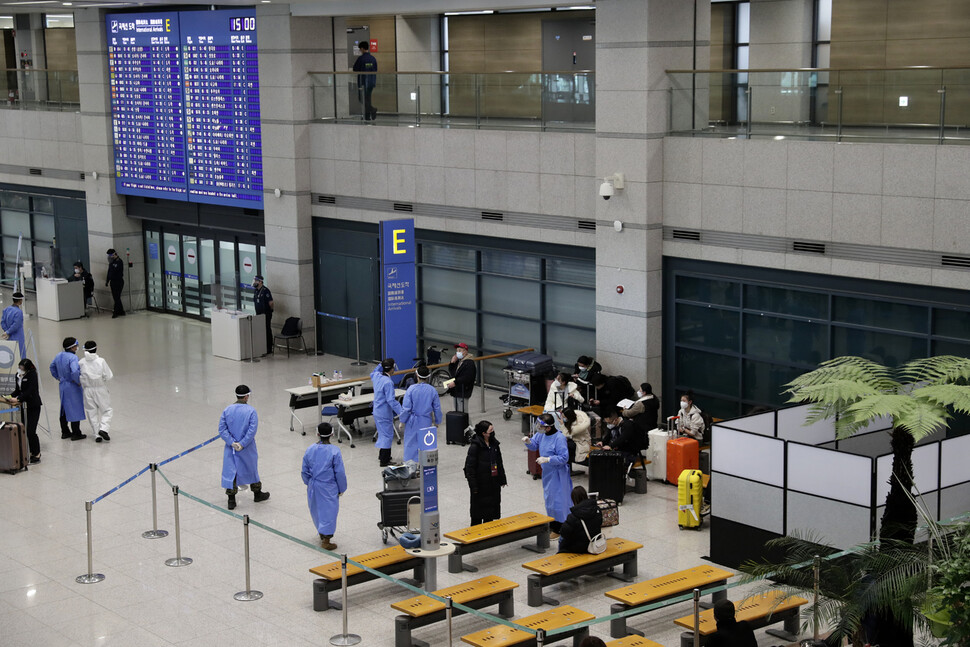 방역요원들이 인천국제공항 입국장에서 중국발 입국자를 안내하고 있다. 김명진 기자