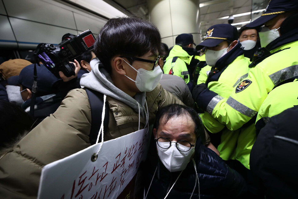 서울지하철 4호선 동대문역사문화공원역에서 3일 오전 서울교통공사와 경찰이 전국장애인차별철폐연대 활동가들의 열차 탑승을 저지하고 있다. 김혜윤 기자 unique@hani.co.kr