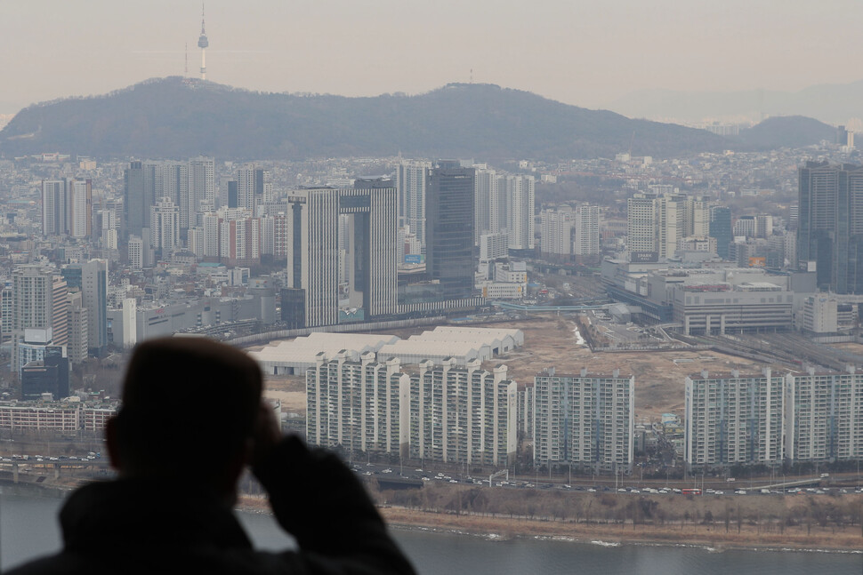 <strong>지난 5일 오후 서울 영등포구 63빌딩 전망대에서 시민들이 미세먼지 자욱한 시내를 내려다 보고 있다. 강창광 선임기자 chang@hani.co.kr</strong>