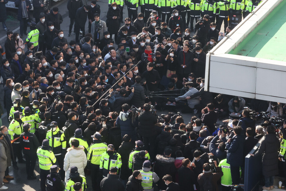 이재명 더불어민주당 대표가 ‘성남에프시(FC) 후원 의혹’ 사건과 관련해 10일 경기도 성남시 수원지방검찰청 성남지청에 출석하고 있다. 사진공동취재단