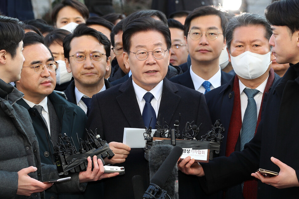 이재명 더불어민주당 대표가 ‘성남에프시(FC) 후원 의혹’ 사건과 관련해 10일 경기도 성남시 수원지방검찰청 성남지청에 출석하며 입장을 밝히고 있다. 사진공동취재단