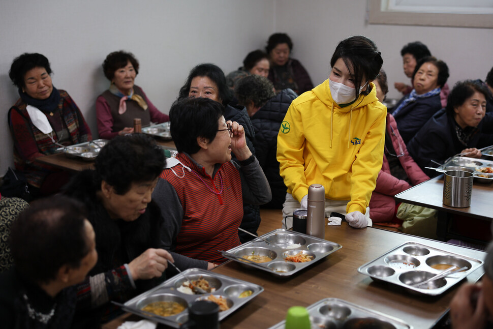 김건희 여사가 설 명절은 앞두고 11일 오전 대구 성서종합사회복지관을 방문, 배식 봉사를 하고 있다. 대통령실 제공