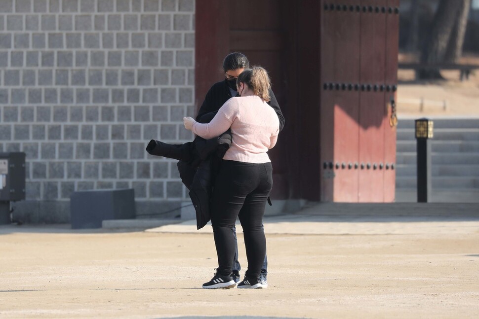 전국이 포근한 날씨를 보인 12일 서울 경복궁에서 한 관광객이 겉옷을 벗고 있다. 김혜윤 기자