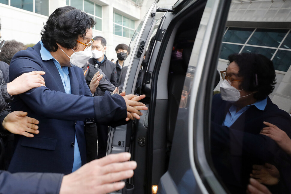 해외 도피 중 타이에서 체포된 김성태 쌍방울 전 회장이 17일 인천국제공항을 통해 귀국해 검찰로 압송되고 있다. 공동취재사진