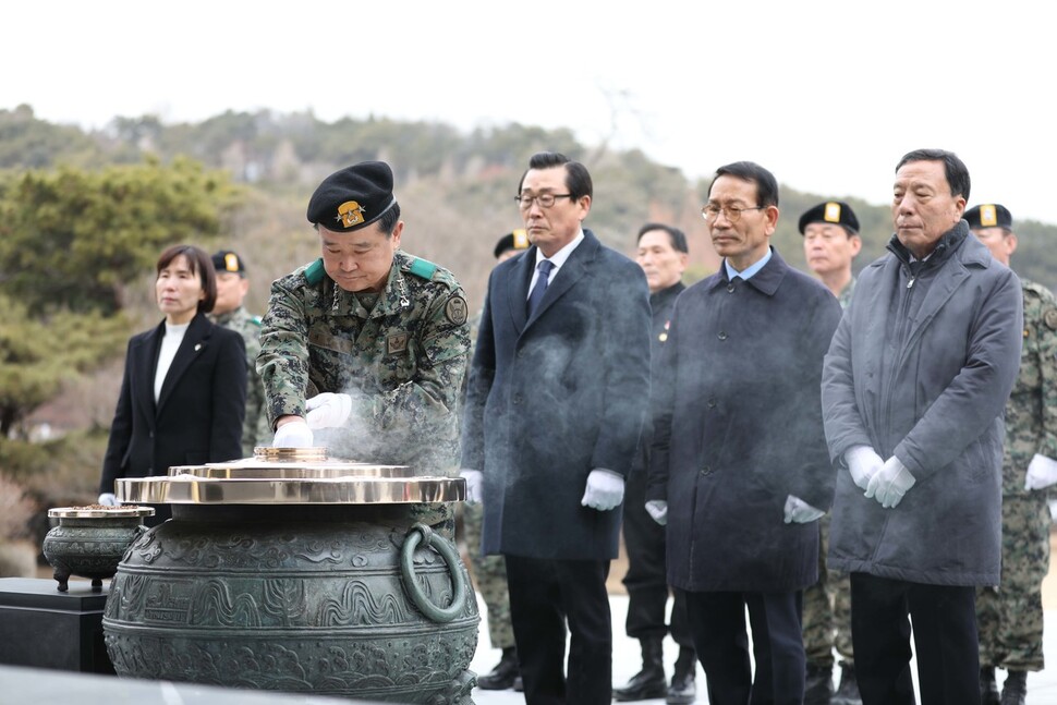 17일 오후 국립서울현충원에서 최익봉 특전사 동지회 총재(맨앞)가 5·18부상자회장, 5·18공로자회장, 5·18유족회 회원들과 함께 참배하고 있다. 김혜윤 기자