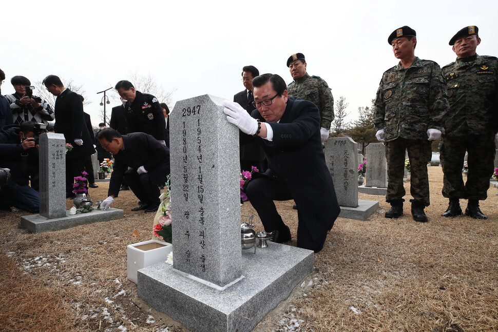 정성국 5·18공로자회장(앞줄 오른쪽부터)과 황일봉 5·18부상자회장 등 5·18단체 임원단이 17일 오후 국립서울현충원에 있는 5·18 당시 계엄군 묘역을 참배하고 있다. 김혜윤 기자 unique@hani.co.kr