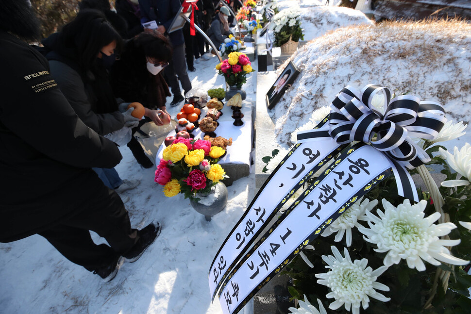 20일 오전 경기도 남양주시 마석 모란공원 열사 묘역에서 열린 용산참사 14주기 추모제에서 유가족들이 상을 차리고 있다. 백소아 기자