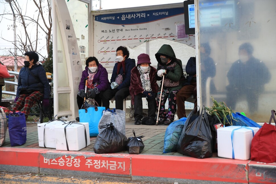 장을 본 어르신들이 버스를 기다리고 있다. 신안/박종식 기자