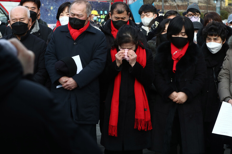 설날인 22일 오후 이태원참사 희생자들의 분향소가 차려진 서울 녹사평역 앞 광장에서 희생자 유가족, 친척과 친구들이 설을 맞아 평소 고인들이 좋아했던 음식들로 상차림을 한 뒤 차례를 지내고 있다. 윤운식 선임기자