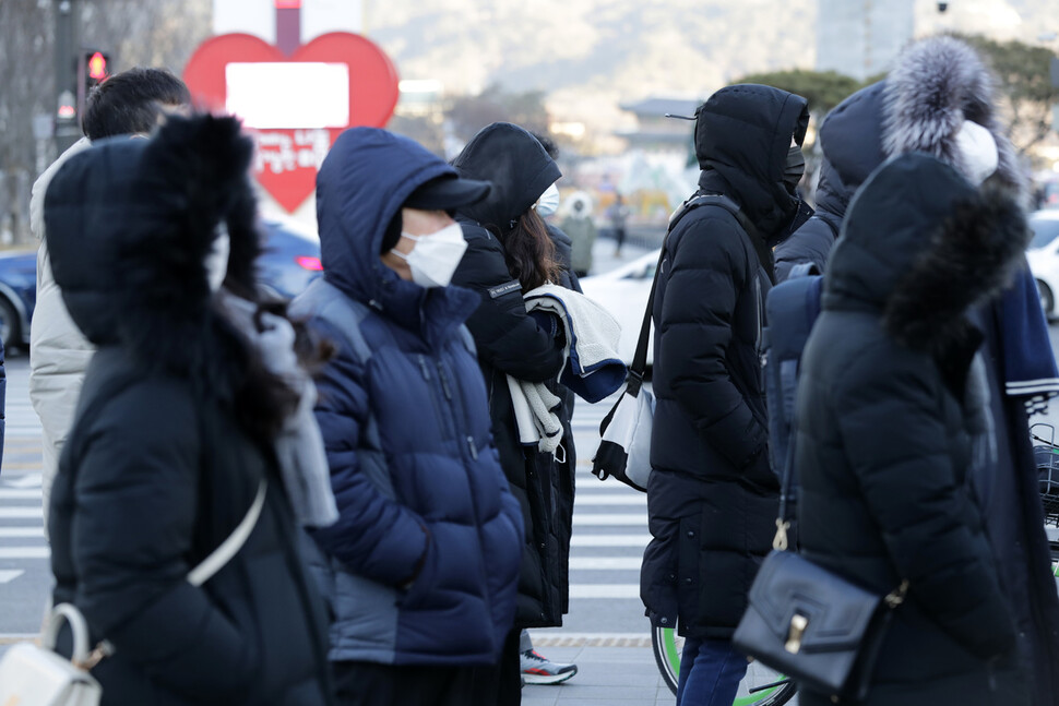 올겨울 들어 가장 낮은 기온을 기록한 25일 오전 서울 종로구 세종대로사거리에서 두꺼운 겉옷과 모자 등으로 무장한 시민들이 걸음을 재촉하고 있다. 김명진 기자