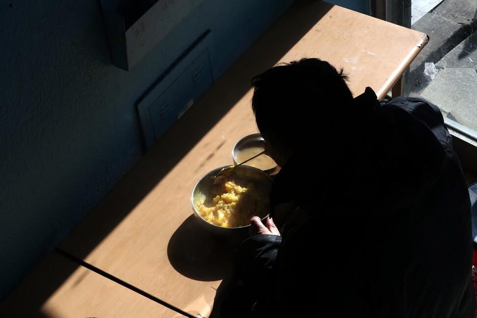 25일 낮 서울 종로구 탑골공원 원각사 무료급식소를 찾은 한 노인이 점심을 먹고 있다. 박종식 기자 anaki@hani.co.kr