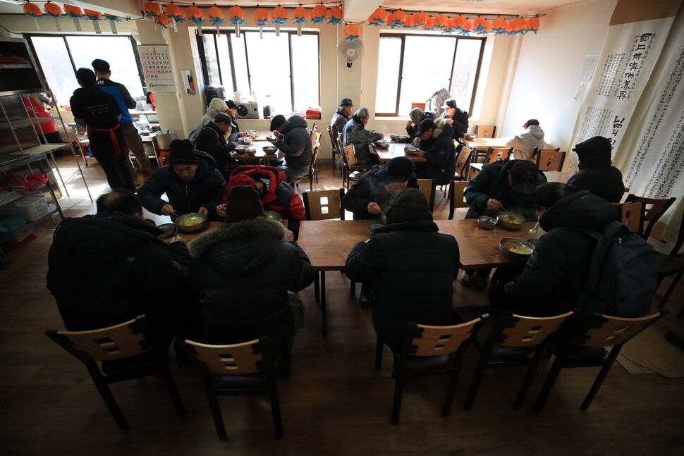 25일 낮 서울 종로구 탑골공원 원각사 무료급식소를 찾은 노인들이 점심을 먹고 있다. 박종식 기자