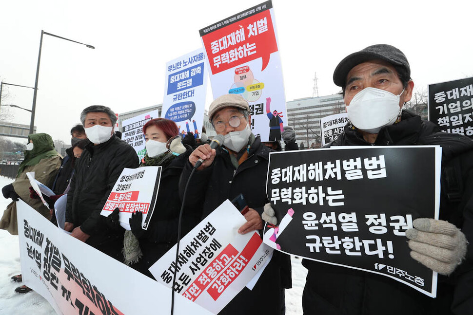 한상희 중대재해없는세상만들기운동본부 공동대표(오른쪽 둘째)가 26일 오전 서울 용산 대통령실 앞에서 기자회견을 열어 시행 1년을 맞은 중대재해처벌법을 노골적으로 무력화하는 윤석열 정권을 규탄하며 엄정한 법 집행을 촉구하고 있다. 김정효 기자