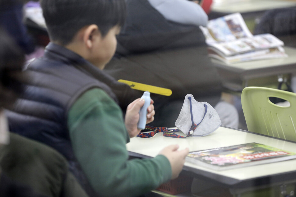 30일 오전 서울 광진구 광장동 광장초등학교 교실에서 한 학생이 마스크를 책상 위에 벗어둔 채 수업을 하고 있다. 김명진 기자